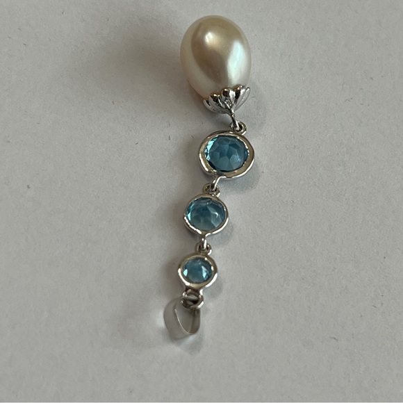 14K White Gold Fresh Water Pearl With Blue Gemstone - Picture 2 of 3